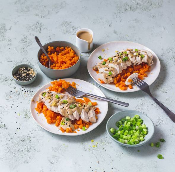 Low-Carb-Karottenreis mit Hähnchen und Tahinsoße