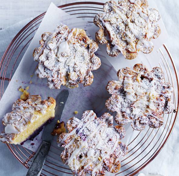 Mandeltarta mit Beerenkonfitüre