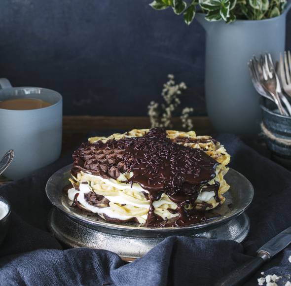 Marmorwaffelturm mit Schokoladensoße