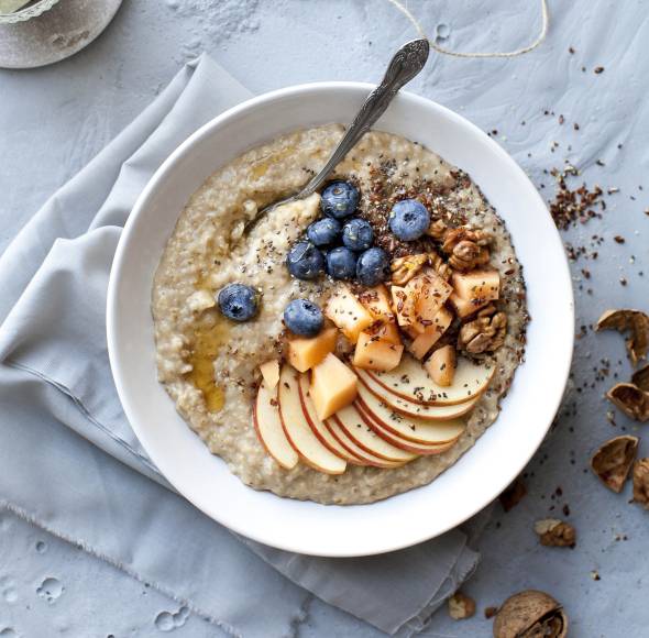 Porridge mit Apfel und Blaubeeren
