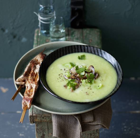 Rosenkohl-Sellerie-Cremesuppe mit Lammspießen