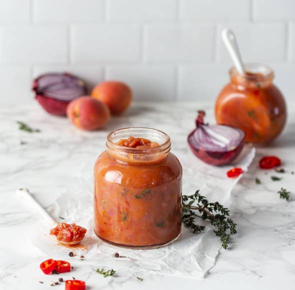 Rotes Zwiebel-Chutney mit Aprikose