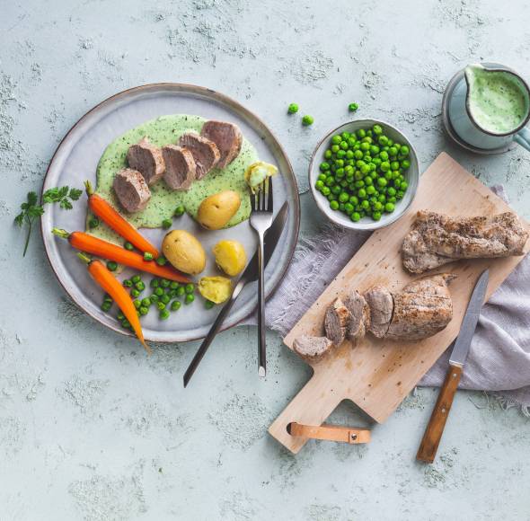 Schweinefilet mit Kartoffeln, Karotten, Erbsen und Kräutersoße