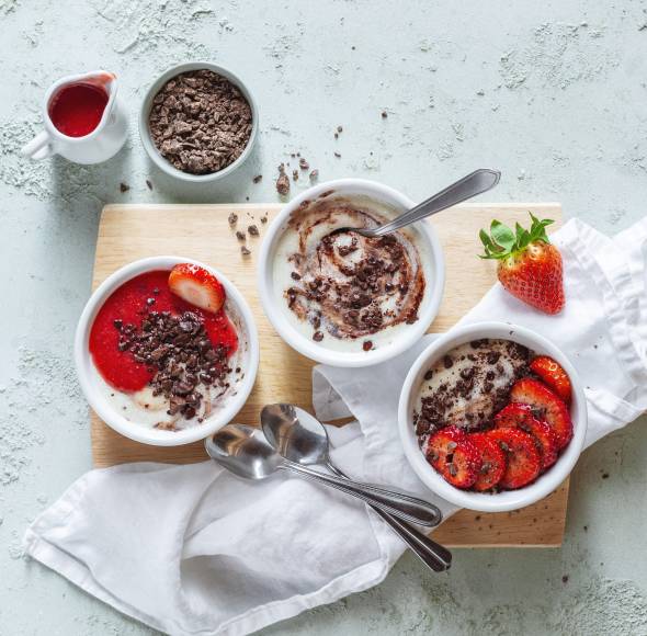 Stracciatella-Grießbrei mit Erdbeeren