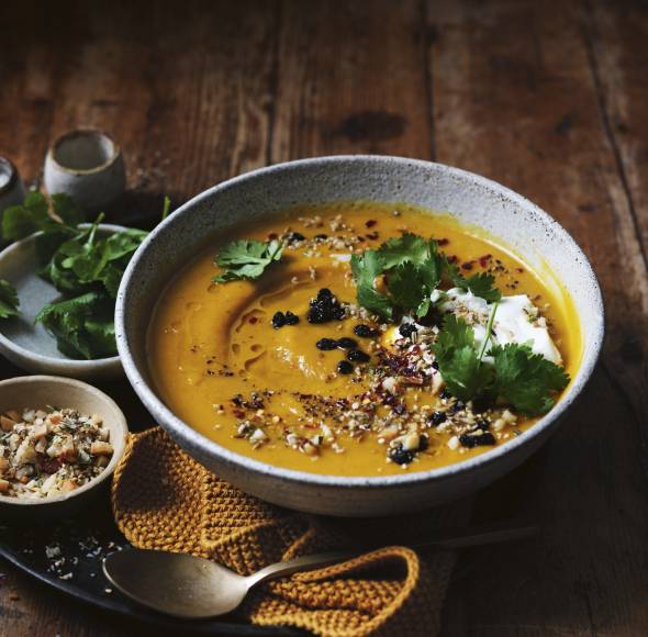 Vegane Kürbissuppe mit Nuss-Dukkah