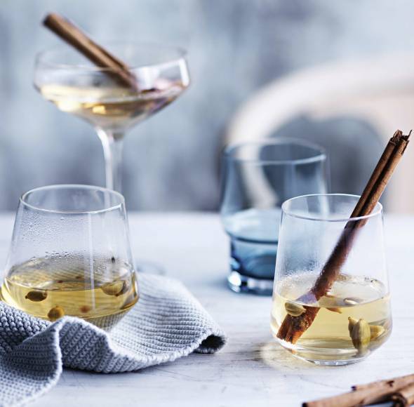 Weißwein-Glögg mit Holunderblütensirup