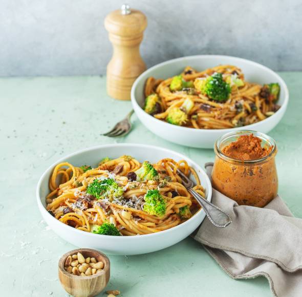 Bavette-Brokkoli-Salat mit Pesto-Rosso-Dressing