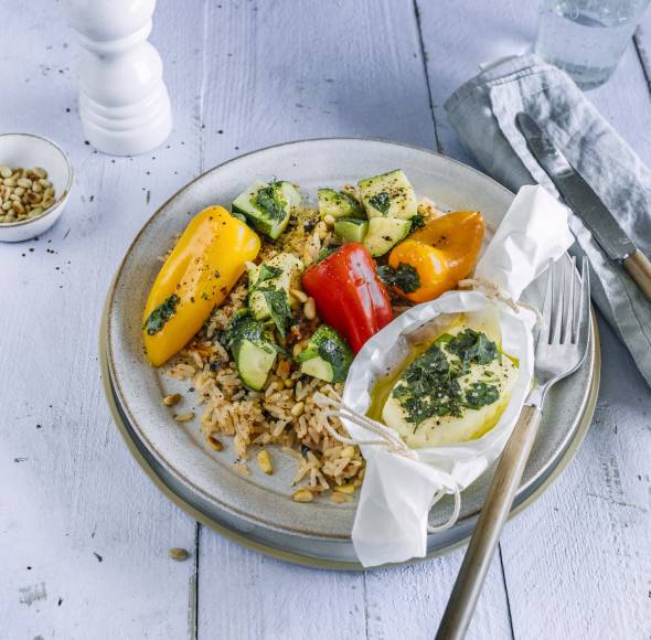 Bunte Antipasti mit Halloumi-Kräuter-Päckchen und Reis