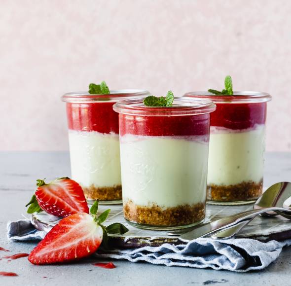 Cheesecake im Glas mit einfacher Erdbeersoße