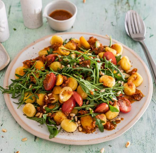 Gnocchi-Salat mit Pesto-Rosso-Dressing