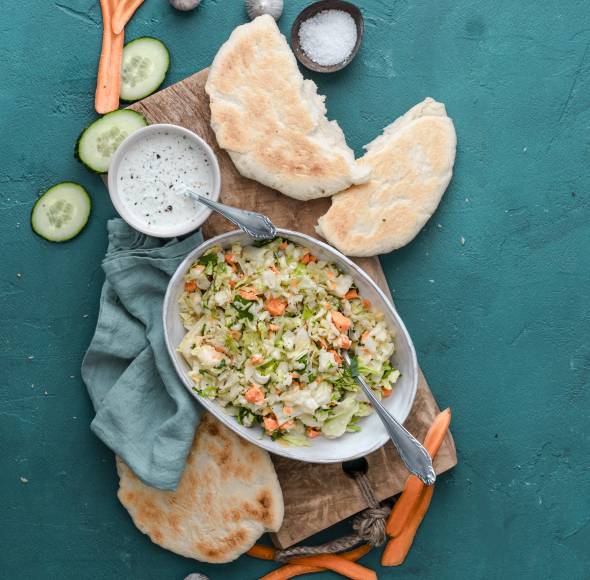 Krautsalat mit Pitabrot und Dip