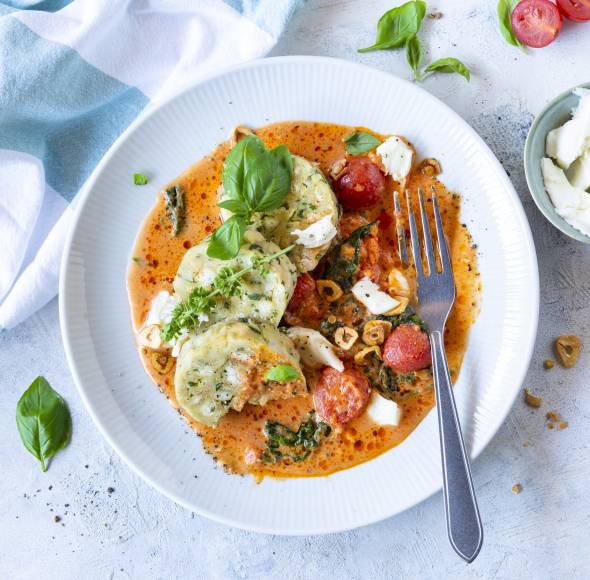 Serviettenknödel mit Tomate-Mozzarella-Soße