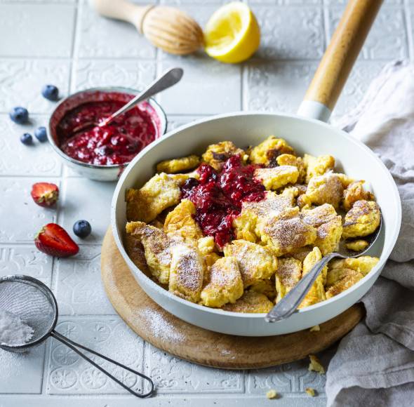 Skyr-Kaiserschmarrn mit Beerenmus