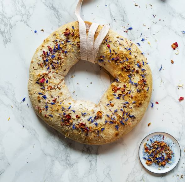 Sommerliches Blütenbrot