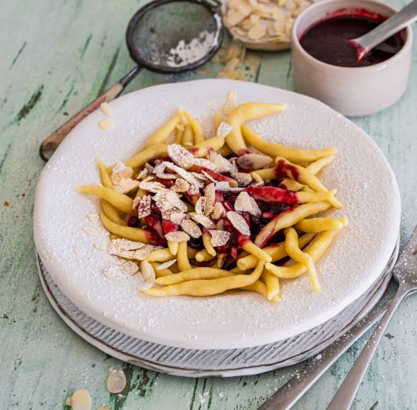 Süße Schupfnudeln mit fruchtiger Beerensoße