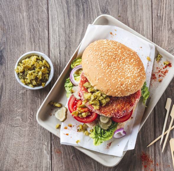 Vegane Burger mit Süßkartoffelpatty und Gurkenchutney