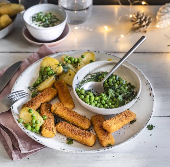 Vegane Fischstäbchen mit Erbsen und Kartoffeln
