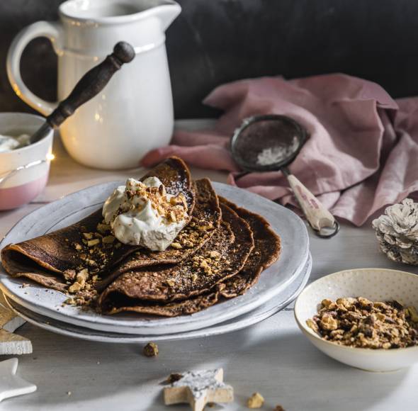 Vegane Pfannkuchen mit Zimtsahne