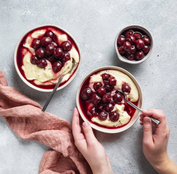 Grießpudding mit Kirschen