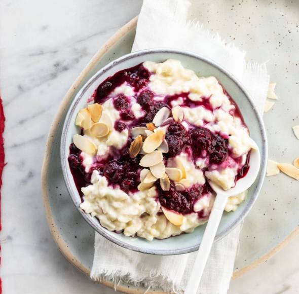 Mandelmilchreis mit Beerenkompott