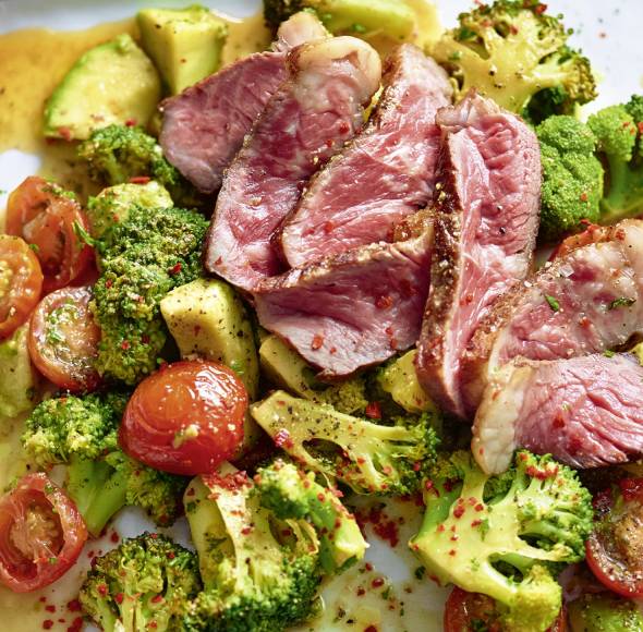 Rumpsteak mit gedämpftem Gemüse und Avocado