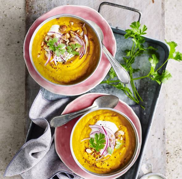 2 Schüsseln mit Süßkartoffelsuppe