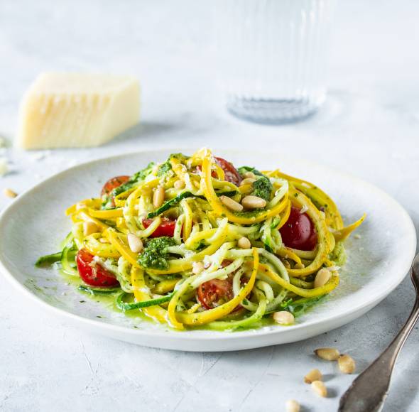 Zucchini-Spaghetti mit Pesto