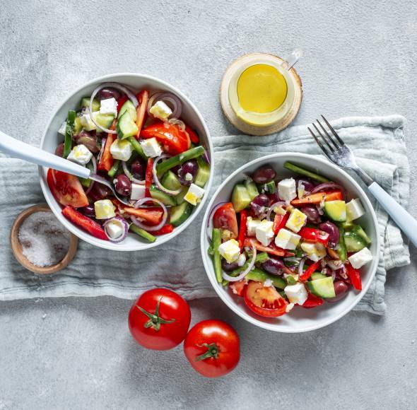 Griechischer Bauernsalat mit hellem Balsamicodressing
