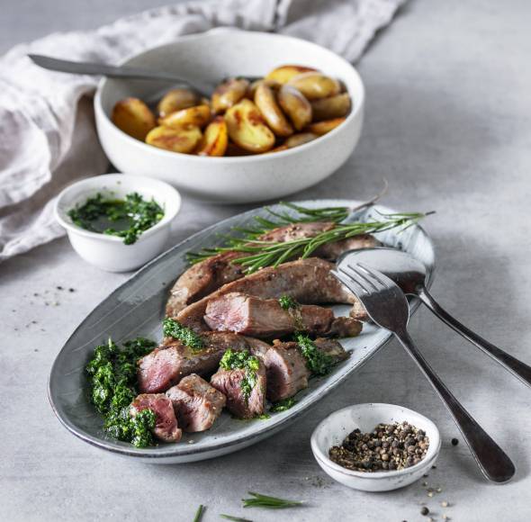 Lammfilets sous-vide mit Bratkartoffeln und Kräutersoße