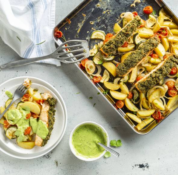 Ofenlachs mit Knusperkruste, Gemüse und Soße