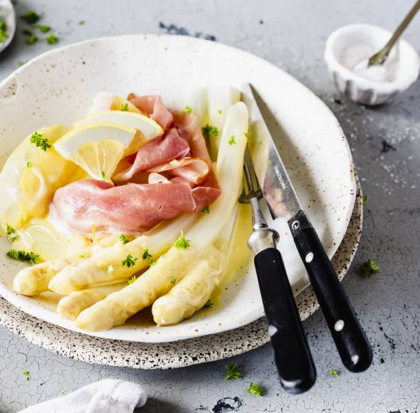 Spargel mit Kartoffeln und Sauce hollandaise