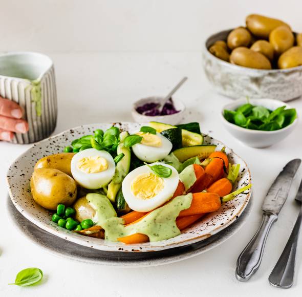 Frühlingsgemüse mit Kräutersoße und Ei