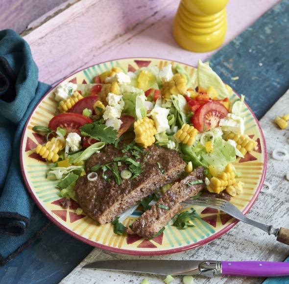 Hacksteak mit Maissalat