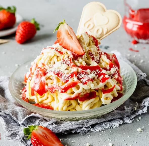 Spaghettieis mit Erdbeersoße