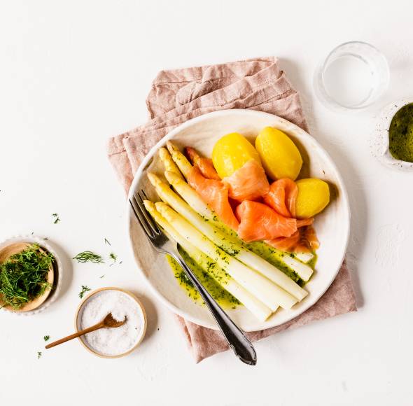 Spargel mit Räucherlachs und Honig-Senf-Hollandaise