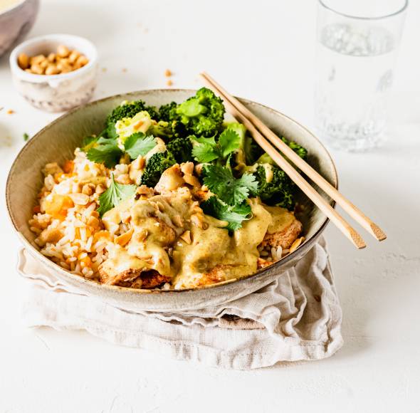Thai-Hähnchen mit Karotten-Reis und Erdnusssoße