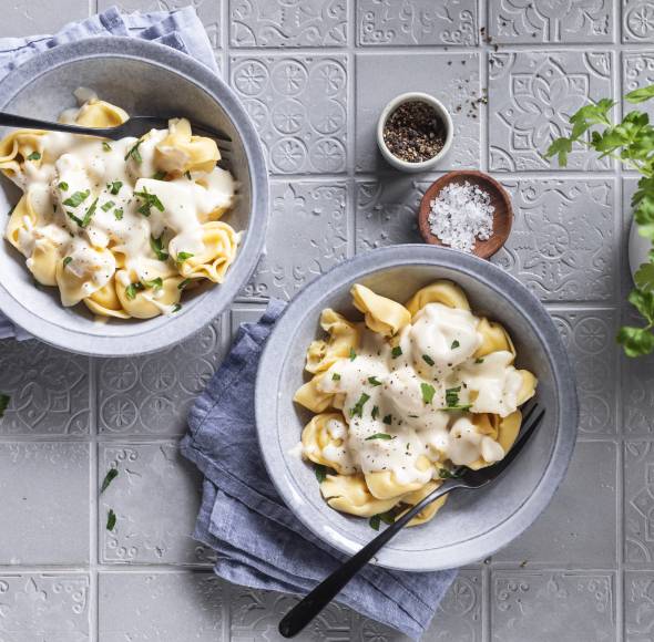 Tortellini mit Käsesoße