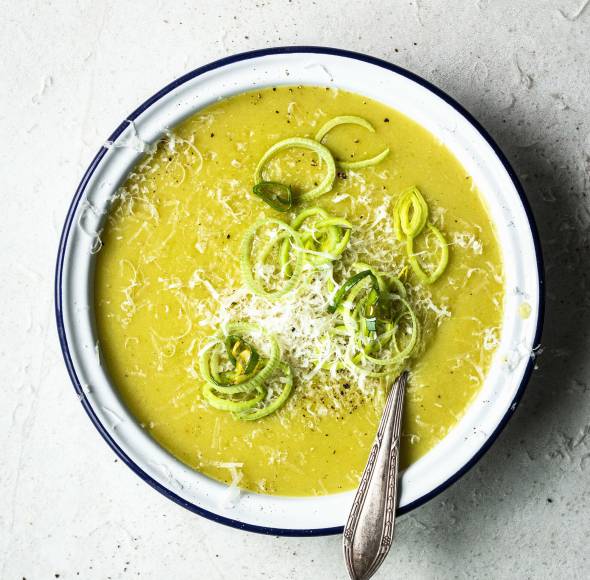 Kartoffel-Porree-Suppe mit Parmesan