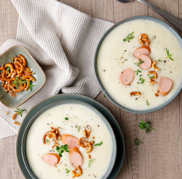Kartoffelsuppe mit Würstchen und Brezel-Crunch