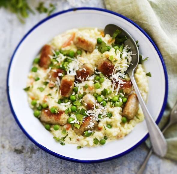 Risotto mit Würstchen und Erbsen