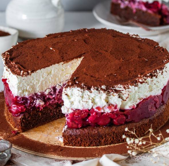 Nusstorte mit Kirschen