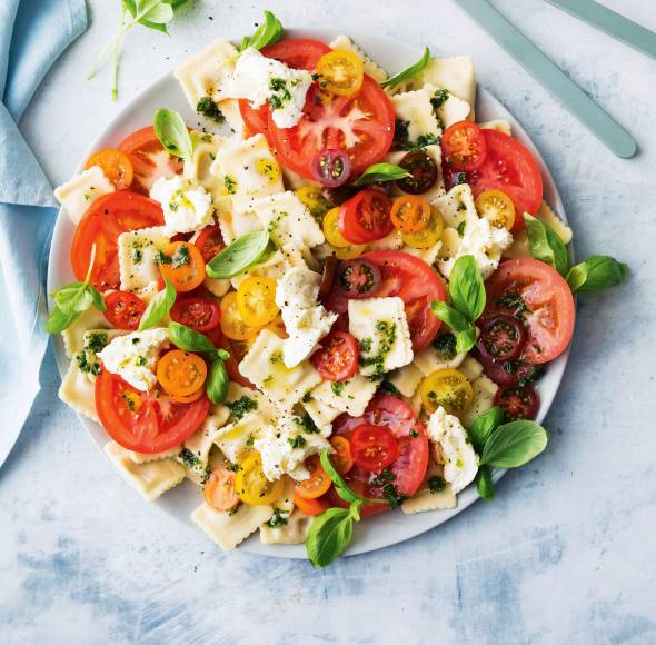 Ravioli-Caprese-Salat mit Basilikum-Pestodressing