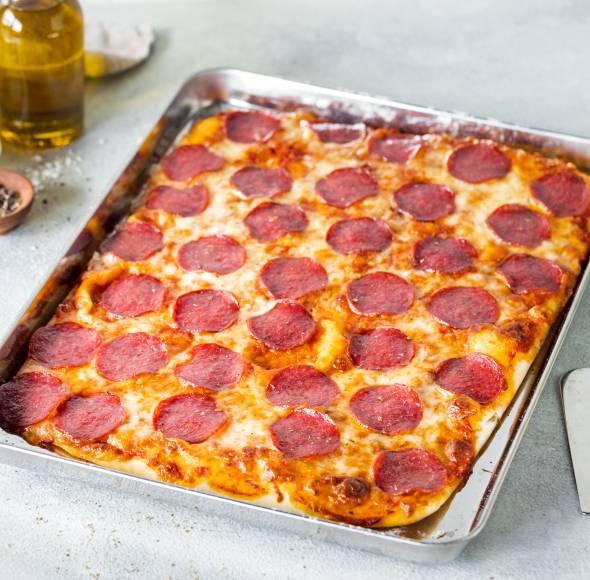 Salami-Pizza vom Blech