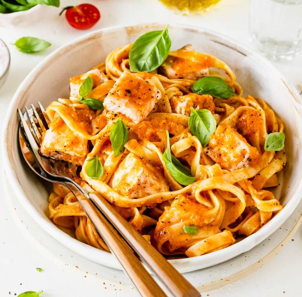 Schnelle Tomaten-Lachs-Nudeln