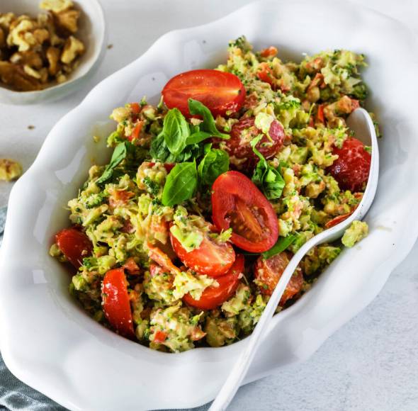 Brokkolisalat mit Feta und Walnüssen