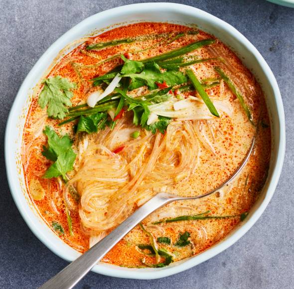 Kokos-Curry-Glasnudelsuppe mit Koriander