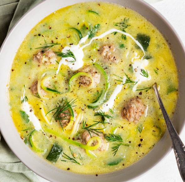 Low-Carb-Zucchinitopf mit Hackbällchen