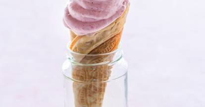 Erdbeer-Softeis mit Minze