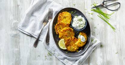 Gemüse-Kartoffelpuffer mit Kräuterdip