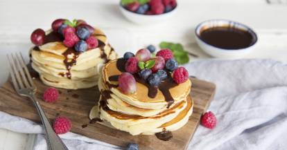 Pancakes mit Früchten und Schokosoße